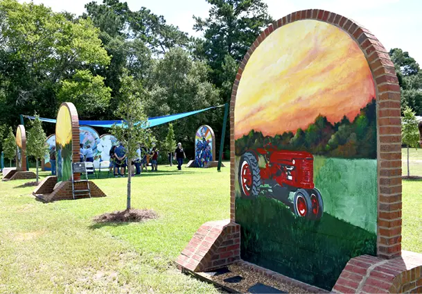 A trio of rural farm scenes by muralist Jamie
Stang Ellis repeat the arched design.